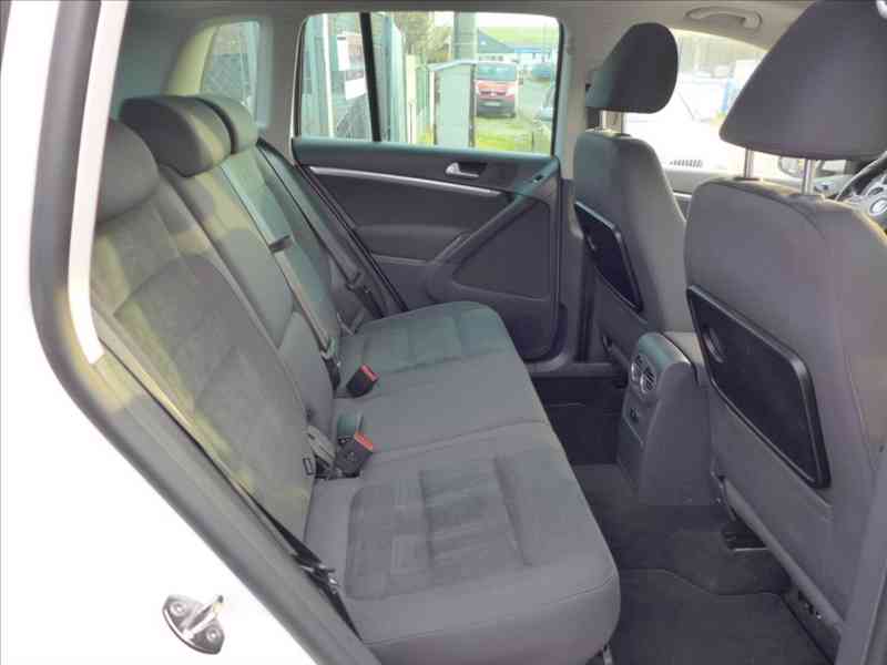 Volkswagen Tiguan 2,0 TDI HIGHLINE 1.MAJITEL - foto 9