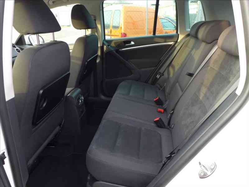 Volkswagen Tiguan 2,0 TDI HIGHLINE 1.MAJITEL - foto 6