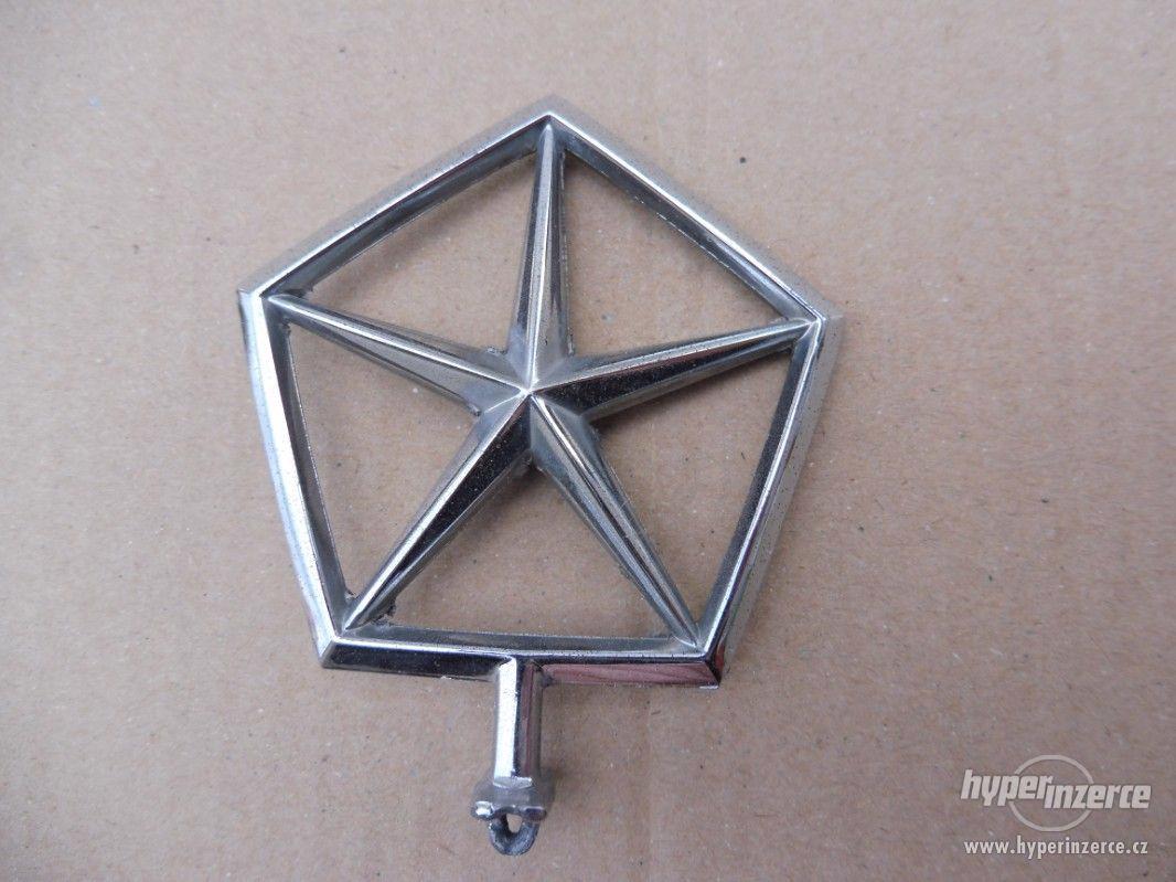 Znak na masku auta, emblém, logo výrobce Chrysler. - foto 1