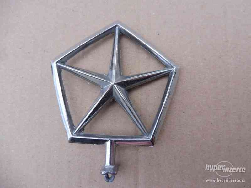 Znak na masku auta, emblém, logo výrobce Chrysler. - foto 1