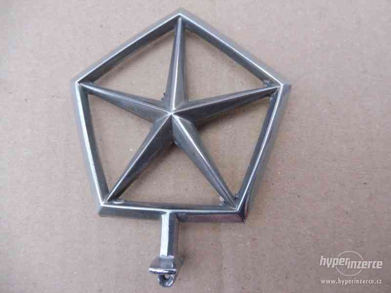 Znak na masku auta, emblém, logo výrobce Chrysler. - foto 2