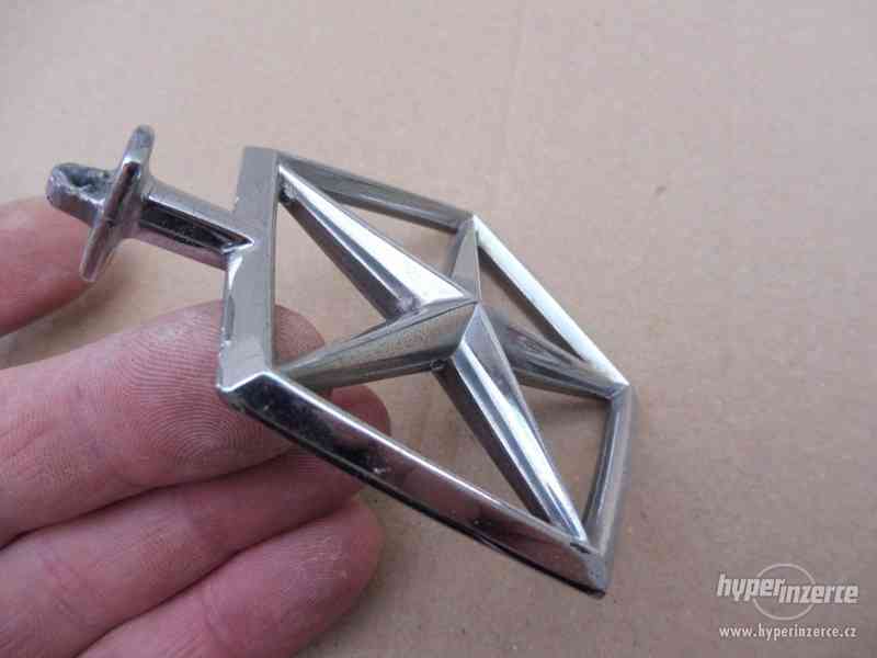 Znak na masku auta, emblém, logo výrobce Chrysler. - foto 3