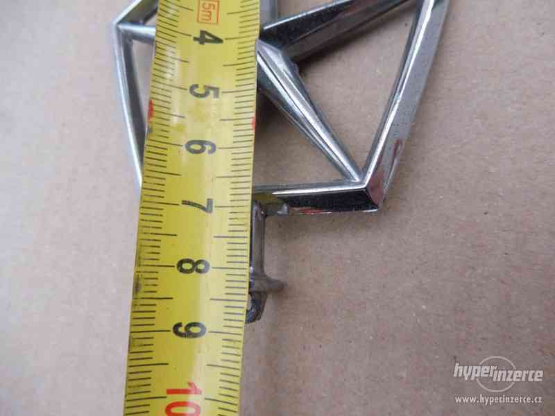 Znak na masku auta, emblém, logo výrobce Chrysler. - foto 4