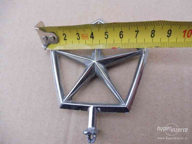 Znak na masku auta, emblém, logo výrobce Chrysler. - foto 5