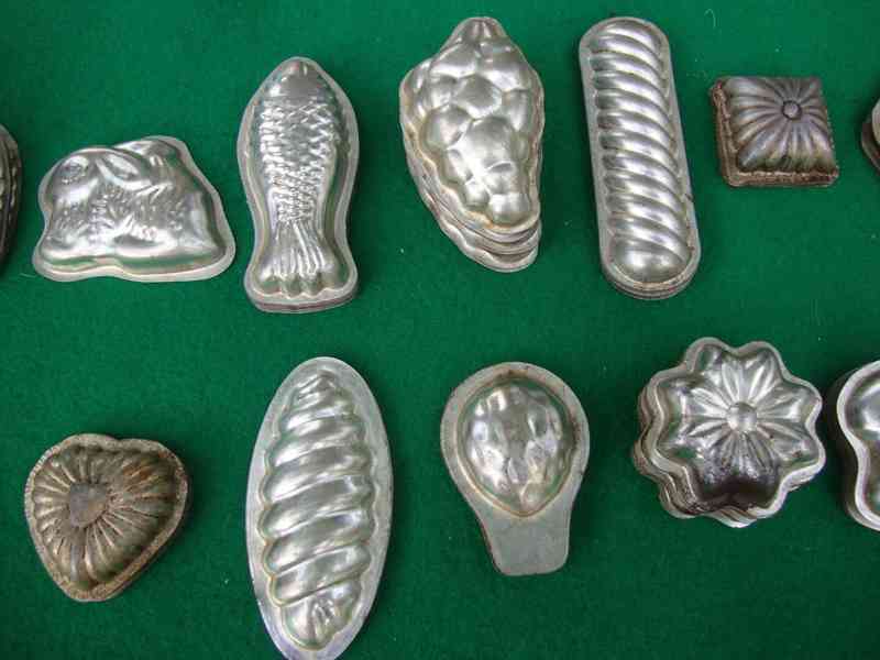 Retro starožitné formičky formy na cukroví Pracny 108 ks - foto 7