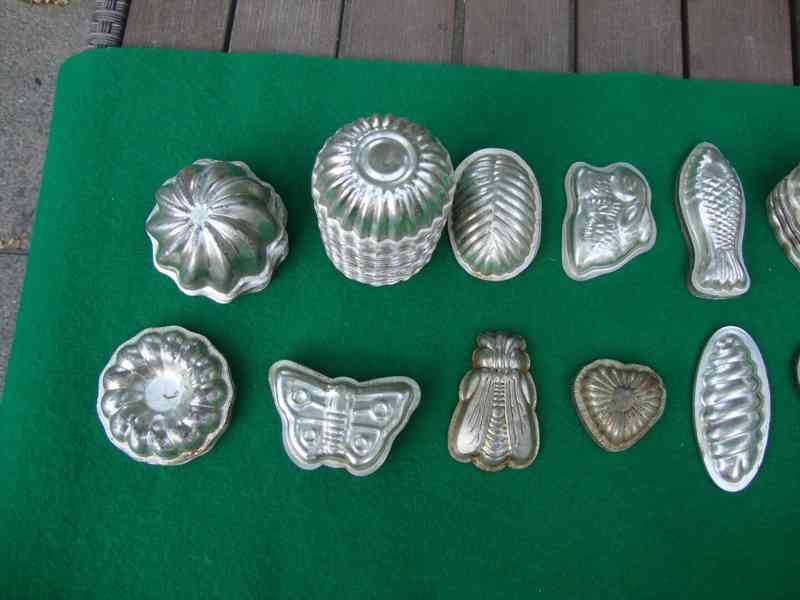 Retro starožitné formičky formy na cukroví Pracny 108 ks - foto 2