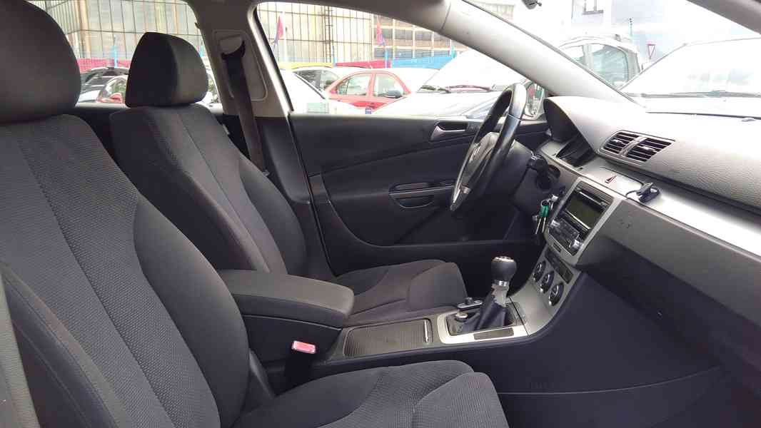 VOLKSWAGEN Passat Variant 2,0TDI Comfortline ČR - foto 14