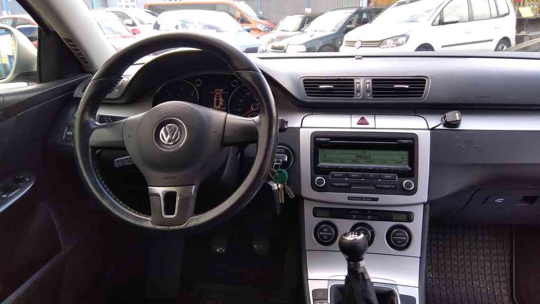 VOLKSWAGEN Passat Variant 2,0TDI Comfortline ČR - foto 17