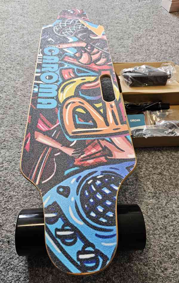 Skateboard Caroma H2B grafity, elektrický,Dálkové ovládání