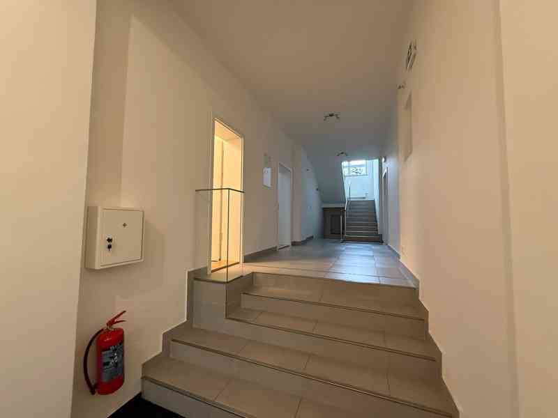 PRONÁJEM PROSTORNÉ KANCELÁŘE O CP CCA 38 M2 BRNO – ŽIDENICE  - foto 10