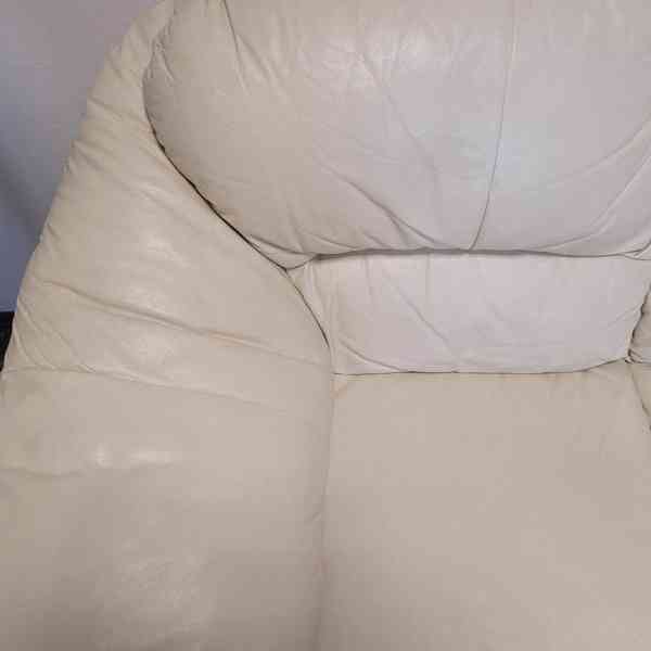 Bílá kožená sedačka - foto 2
