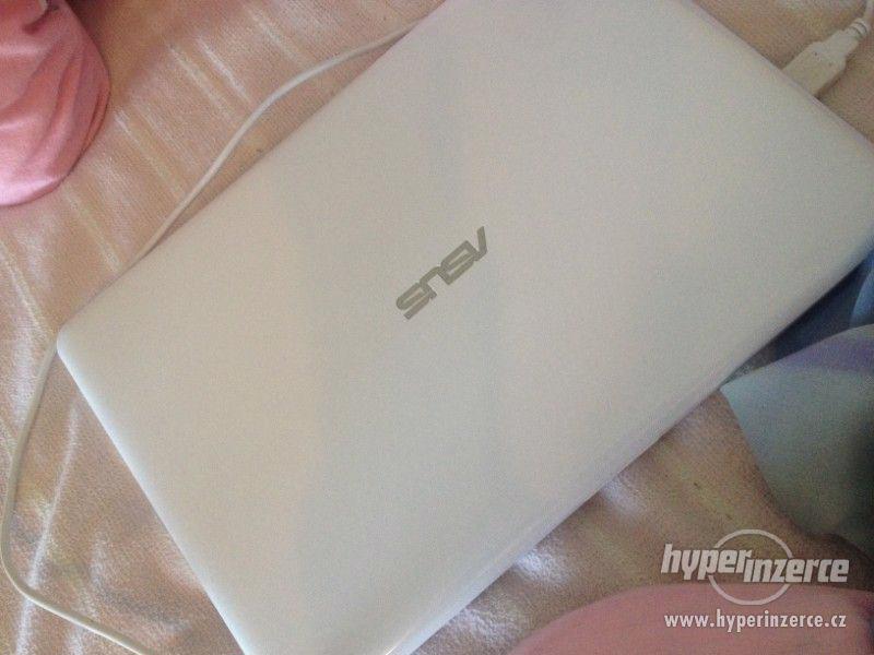 Asus bílý notebook - foto 1