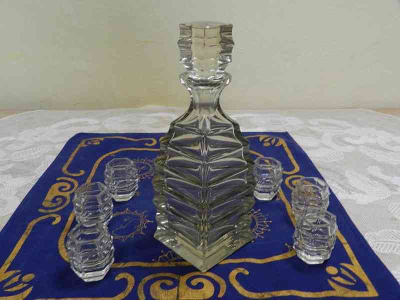 Luxusní broušená kubistická souprava Karafa a 6 panáků