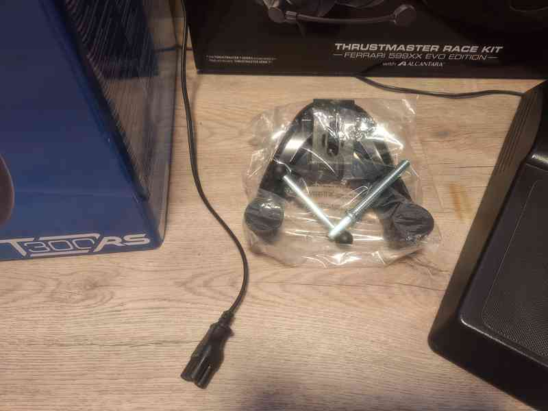 Set volantu Thrustmaster T300 Ferrari 599xx EVO - foto 5