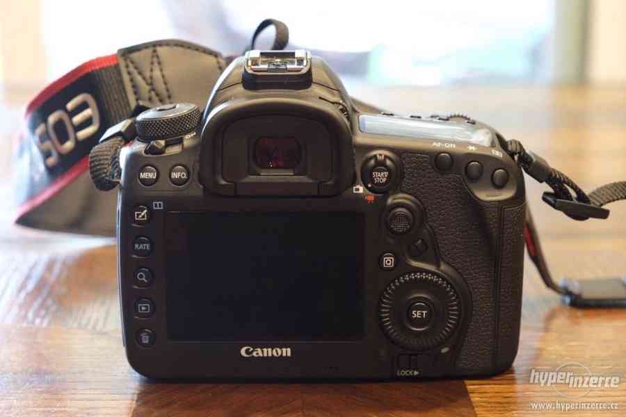 Canon EOS 5D Mark IV s objektivem a bleskem - foto 3