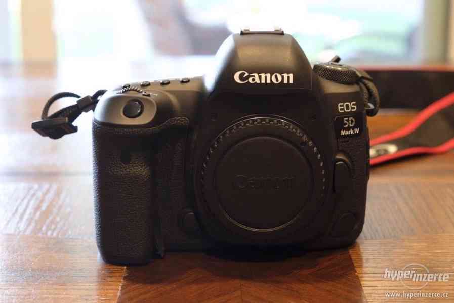 Canon EOS 5D Mark IV s objektivem a bleskem - foto 4
