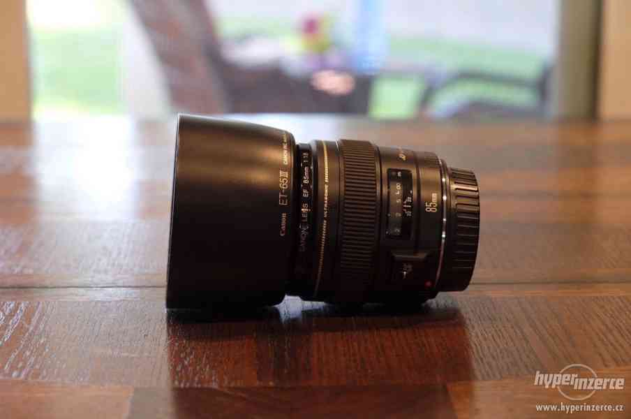 Canon EOS 5D Mark IV s objektivem a bleskem - foto 8