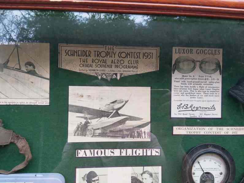 Velmi staré letecké předměty ve vitríně 85x65x10cm. Osobně - foto 13