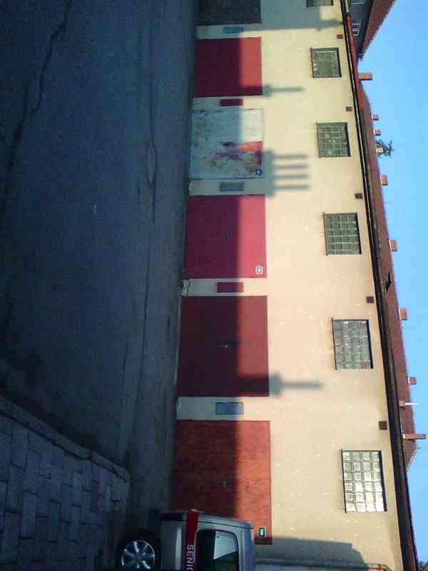 Pronajmu garáž v Blansku na Sadové - foto 2