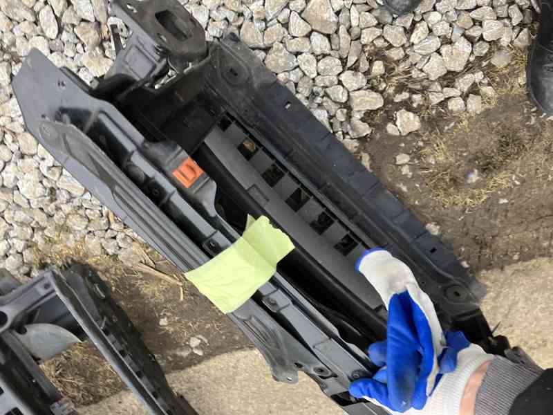 chladicova stena predni vyztuha zamek skoda yeti - foto 12
