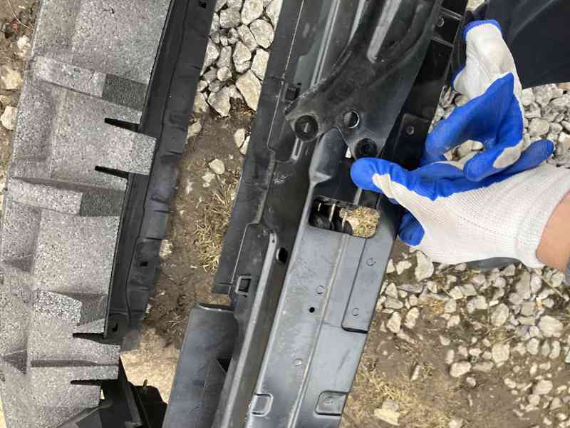 chladicova stena predni vyztuha zamek skoda yeti - foto 7