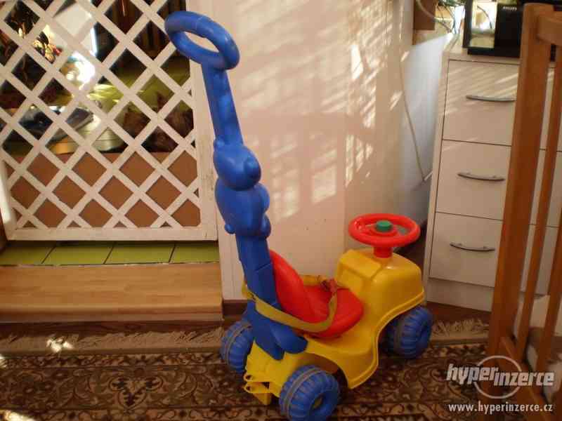 Odrážedlo, auto s vodící tyčí a bezp. pásy zn. LARDY - foto 3