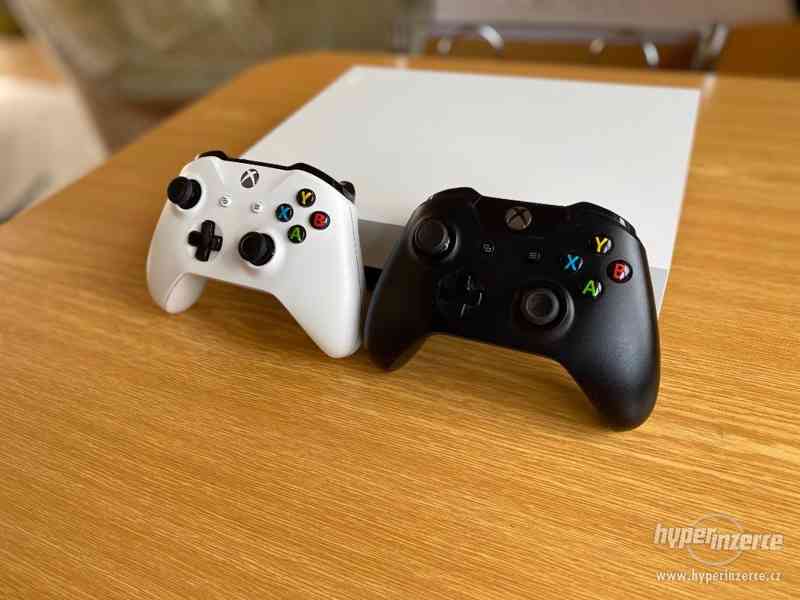 Xbox One X, 1TB, bílý, 2 ovladače, headset, 1 hra - foto 1