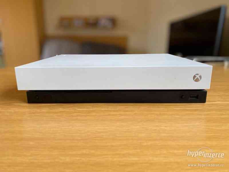 Xbox One X, 1TB, bílý, 2 ovladače, headset, 1 hra - foto 4