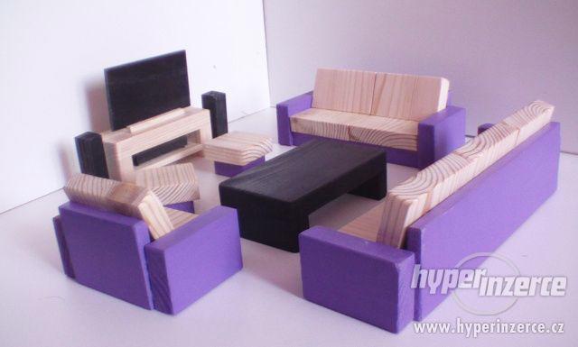 NOVÉ ZBOŽÍ Dřevěný nábytek pro panenky obývák - foto 1