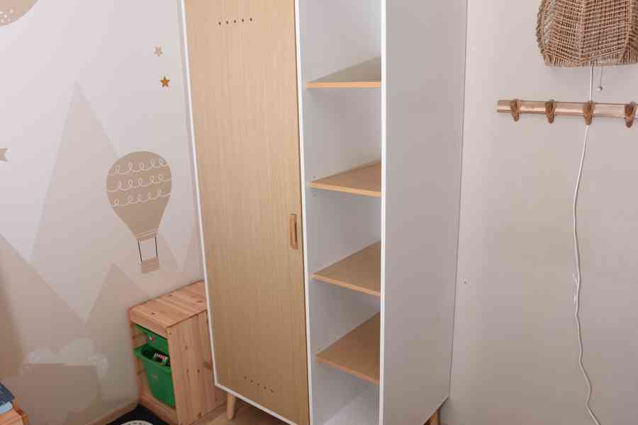 Dětská šatní skříň POPPY - bílá, skandinávský styl, Mobelix - foto 4
