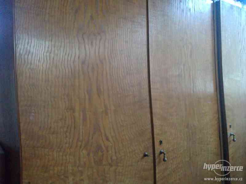 Větší staré dvě skříně (pěkné dřevo) - foto 1