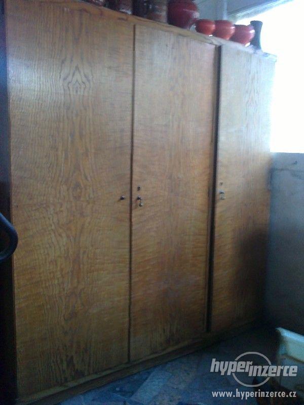 Větší staré dvě skříně (pěkné dřevo) - foto 2