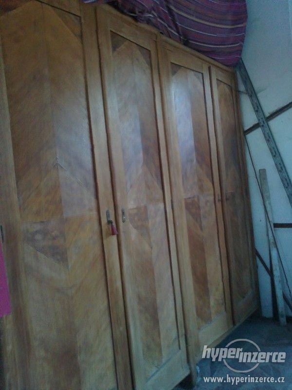 Větší staré dvě skříně (pěkné dřevo) - foto 3