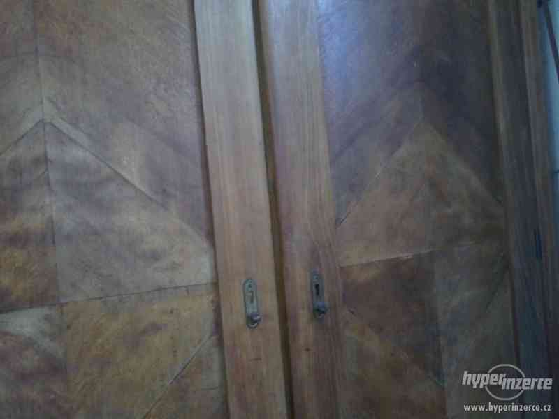 Větší staré dvě skříně (pěkné dřevo) - foto 4