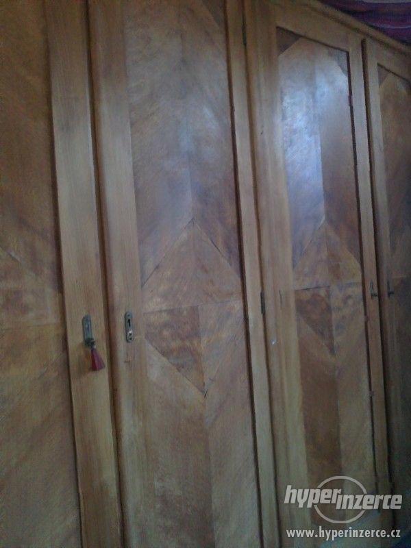 Větší staré dvě skříně (pěkné dřevo) - foto 5