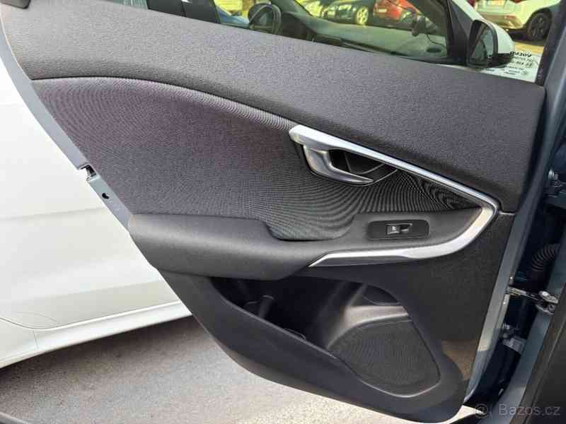 Volvo V40 2,0   D3 110kW AT Nez. Top. - foto 20