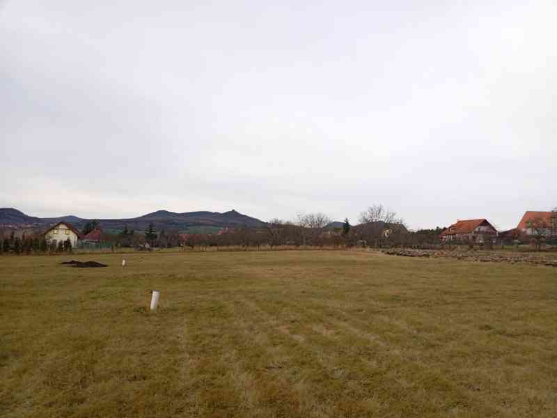 Pronajmu zahradu v Podsedicích s výhledem na České středo. - foto 5