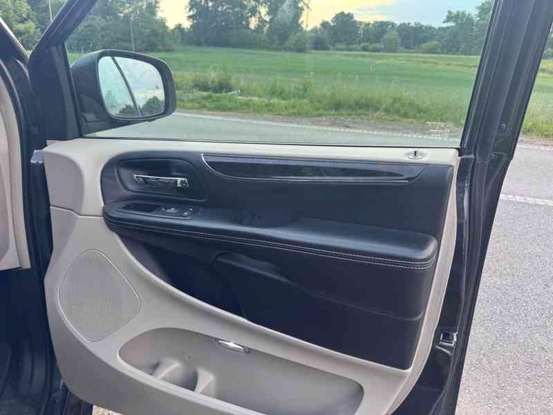 Chrysler Town Country 3,6 LPG Limited DVD 2012 - foto 9