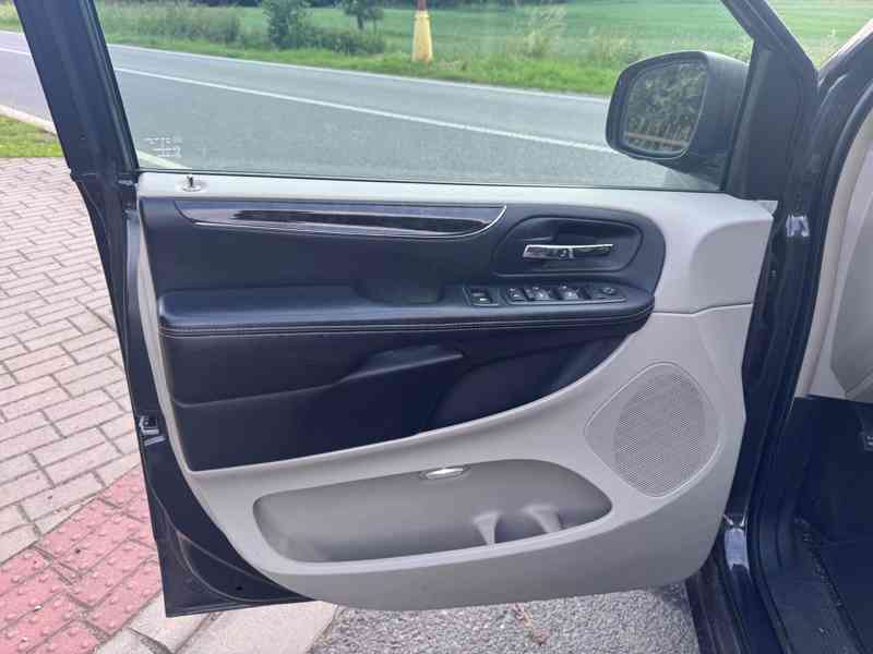 Chrysler Town Country 3,6 LPG Limited DVD 2012 - foto 14