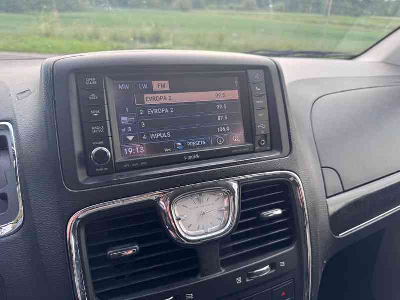 Chrysler Town Country 3,6 LPG Limited DVD 2012 - foto 17