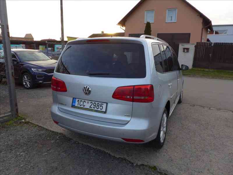 Volkswagen Touran 1,6 TDI KAMERA, TAŽNÉ, VÝHŘEV - foto 3