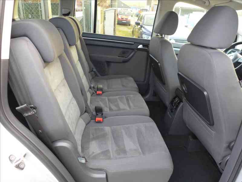 Volkswagen Touran 1,6 TDI KAMERA, TAŽNÉ, VÝHŘEV - foto 9