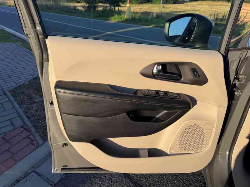 Chrysler Pacifica 3,6 Hybrid RU Radar Limit 2023 - foto 14