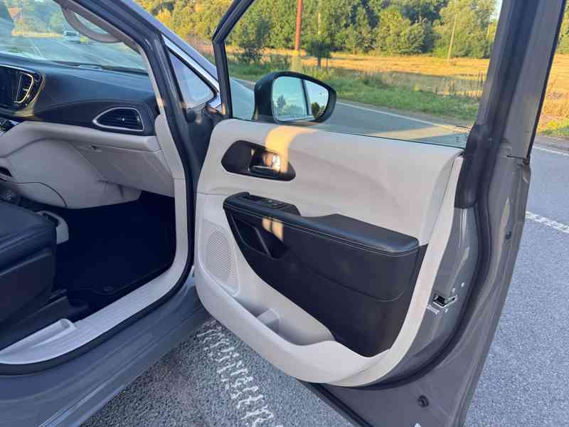 Chrysler Pacifica 3,6 Hybrid RU Radar Limit 2023 - foto 11