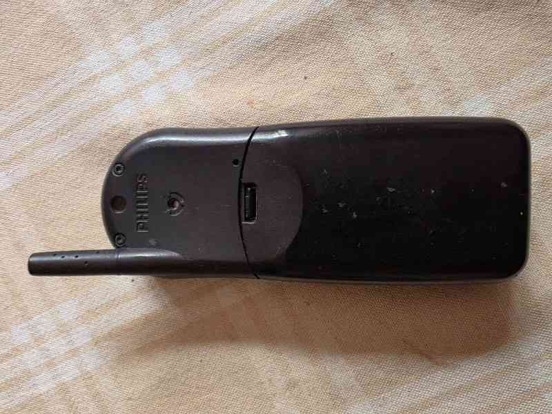 Mobilní tlačítkový telefon Philips Savvy - foto 2