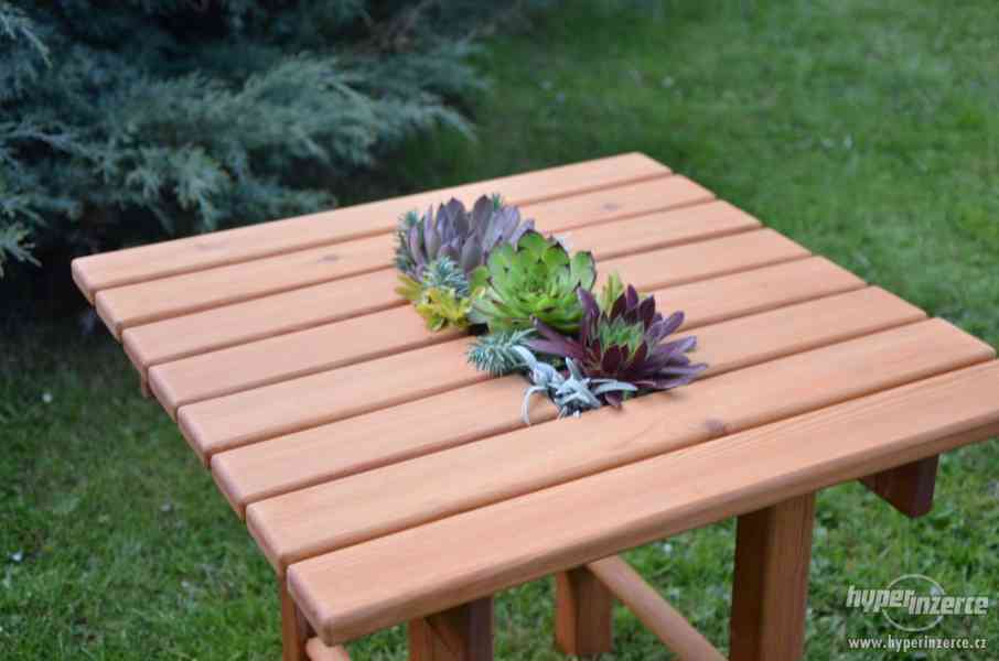 Zahradní dřevěný stolek s květináčem ze sibiřského modřínu - foto 1