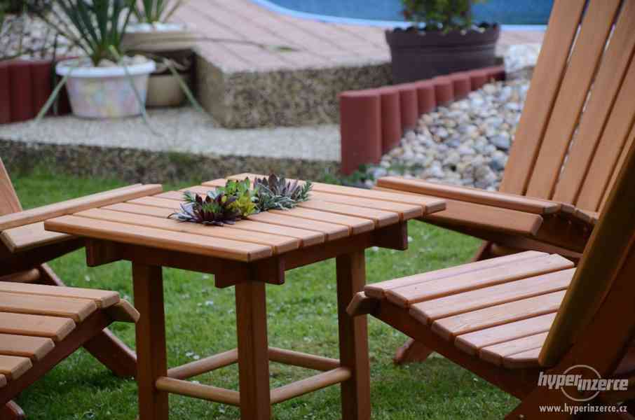 Zahradní dřevěný stolek s květináčem ze sibiřského modřínu - foto 4