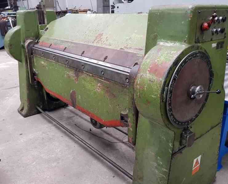 Ohýbačka plechů XOM 2000/4 B (12907.) *125 000 Kč