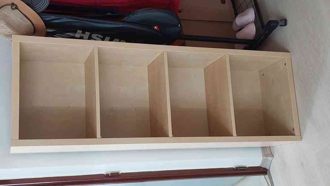 Knihovna Ikea (+ psací stůl, police ...) - foto 3