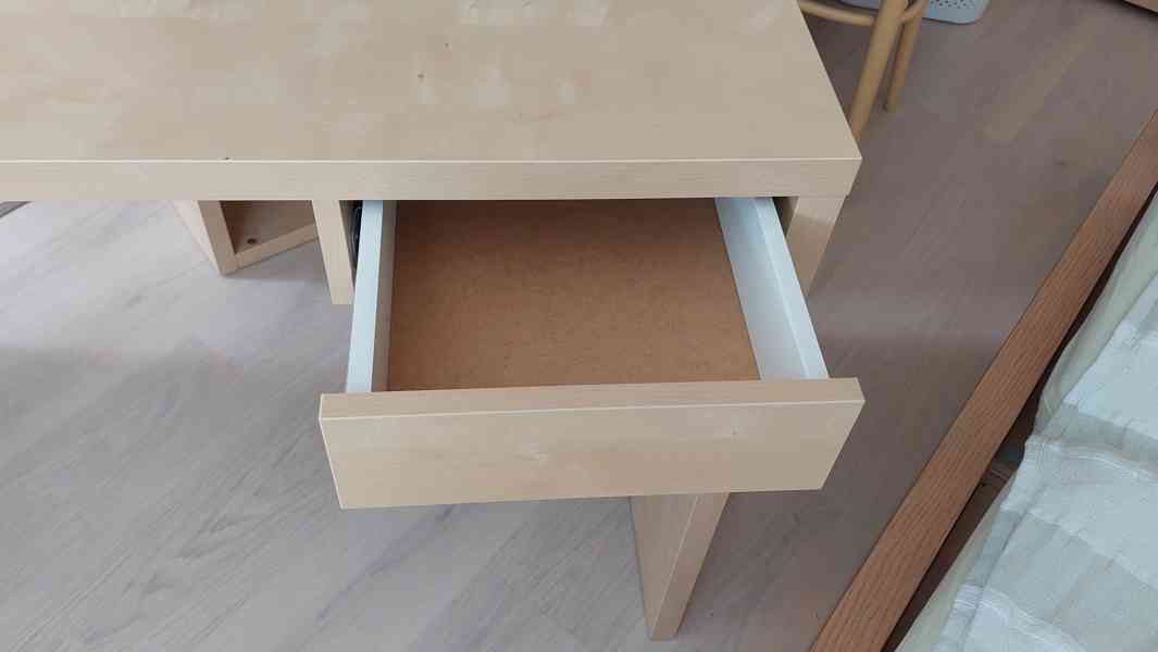 Knihovna Ikea (+ psací stůl, police ...) - foto 4